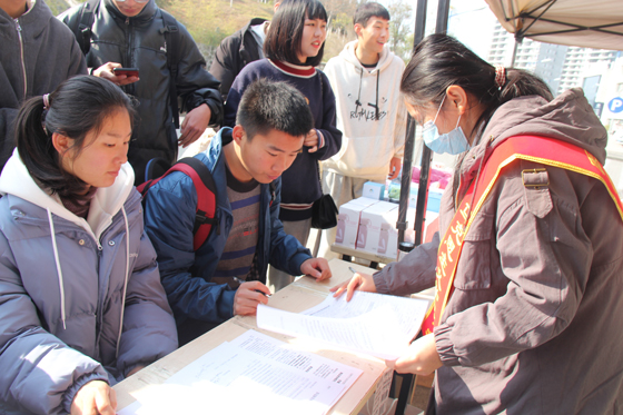 飛揚熱血青春  匯集愛心洪流——安康學(xué)院積極開展冬季獻(xiàn)血活動