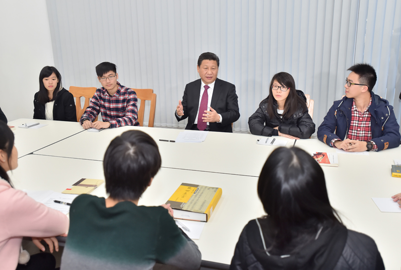 2014年12月20日，習(xí)近平主席來到澳門大學(xué)橫琴新校區(qū)考察。這是習(xí)主席在鄭裕彤住宿式書院參與學(xué)生舉辦的“中華傳統(tǒng)文化與當(dāng)代青年”主題沙龍。