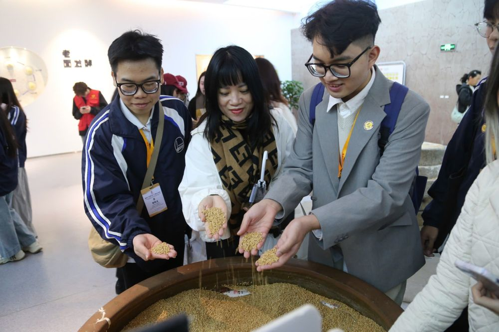 2026年3月30日，參加“紅色研學(xué)之旅”的越南青年在河北參觀新農(nóng)村建設(shè)。