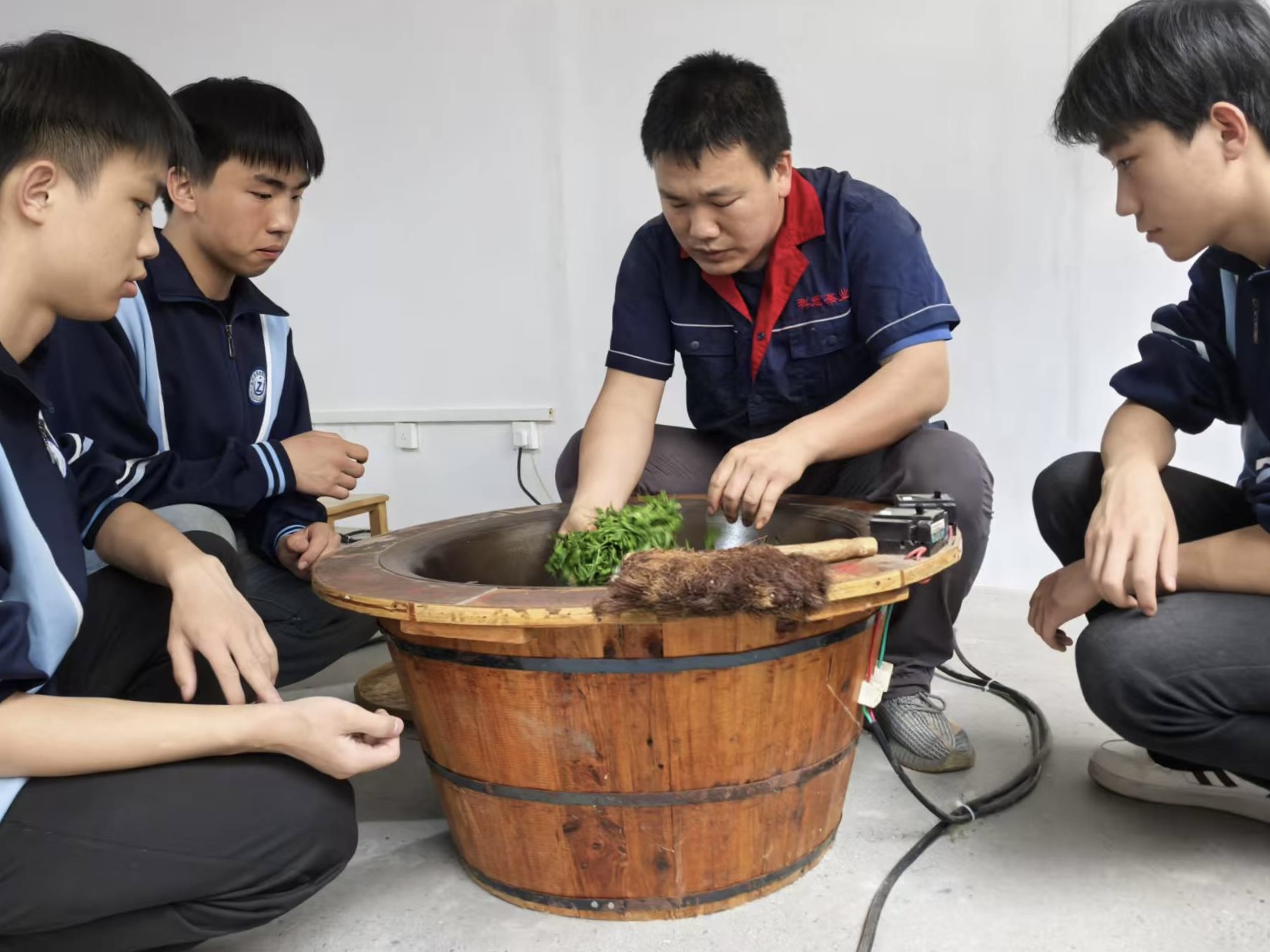 劉大寶教縣職業(yè)教育中心學(xué)生制作手工毛尖