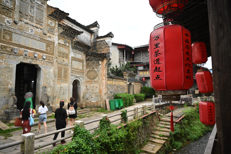 2023年9月5日，游客在福建武夷山下梅村參觀。