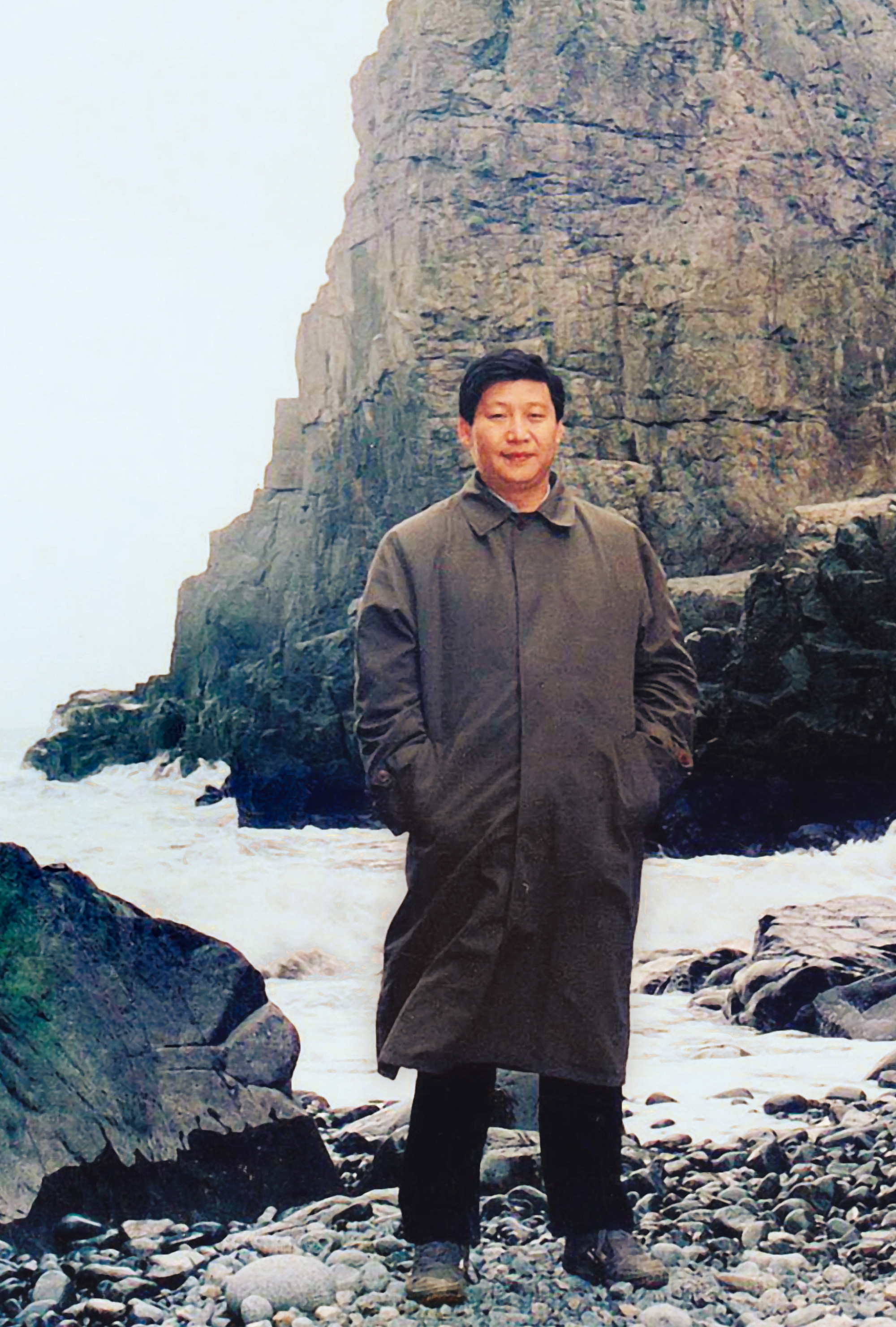 上世紀90年代初，時任福州市委書記習(xí)近平在平潭調(diào)研。（資料圖片）