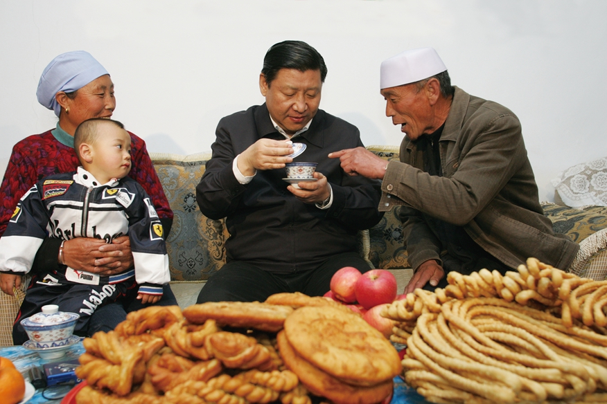 2008年4月8日，習(xí)近平看望固原市原州區(qū)開(kāi)城鎮(zhèn)深溝村回族農(nóng)民金學(xué)文一家。