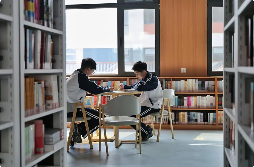 北京四中雄安校區(qū)閱讀空間。