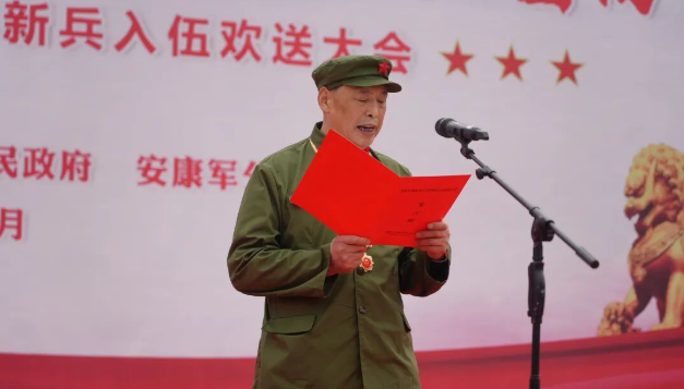 李輝金在全市新兵入伍歡送大會上向新兵們講述“軍功章”背后的故事