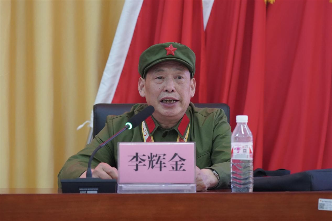 李輝金在國防教育日為安康中學(xué)高新分校的學(xué)生講述烽火故事