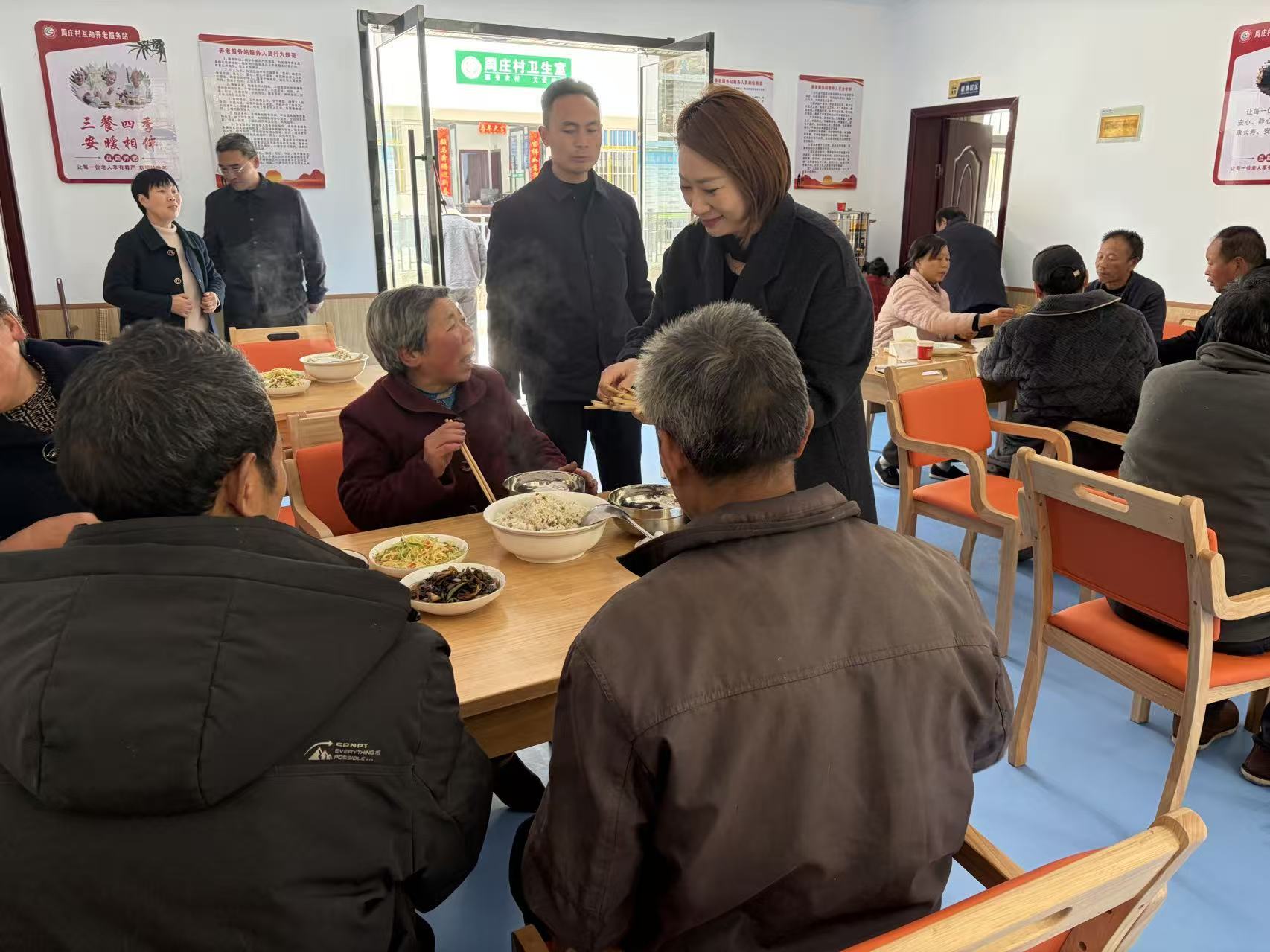 旬陽市甘溪鎮(zhèn)周莊村的老人們在互助養(yǎng)老服務站就餐