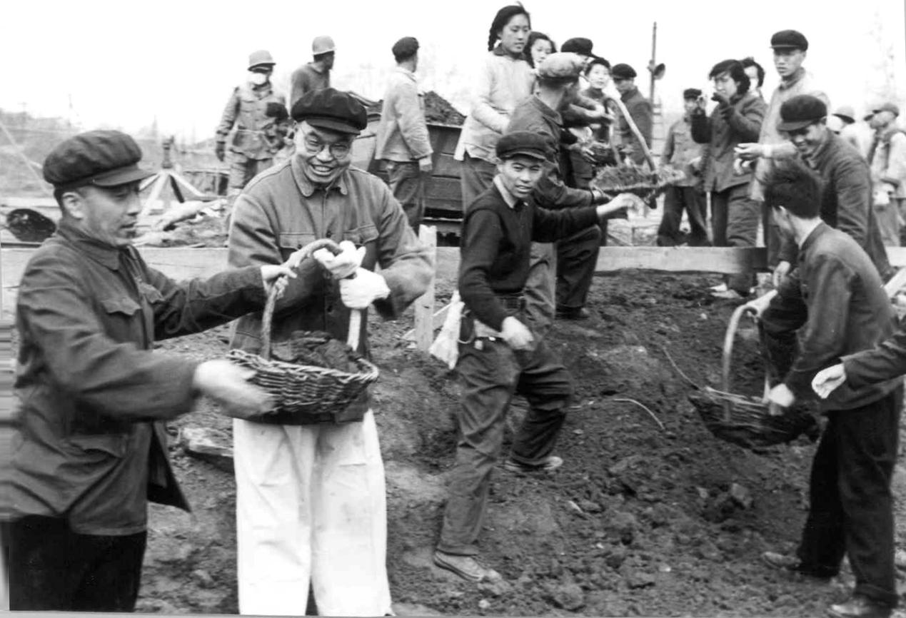 1959年5月，匡亞明校長參加理化樓建筑工地的勞動。