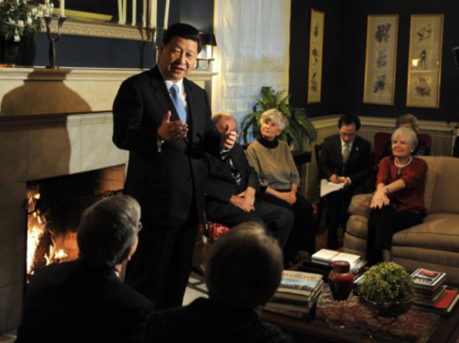 2012年2月15日，習近平在美國馬斯卡廷與老朋友茶聚，在前艾奧瓦州友好省州委員會委員蘭蒂夫人的家中回憶1985年訪問該地時的情景。